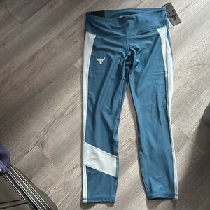 Under Armour The Rock crops size large new with tags